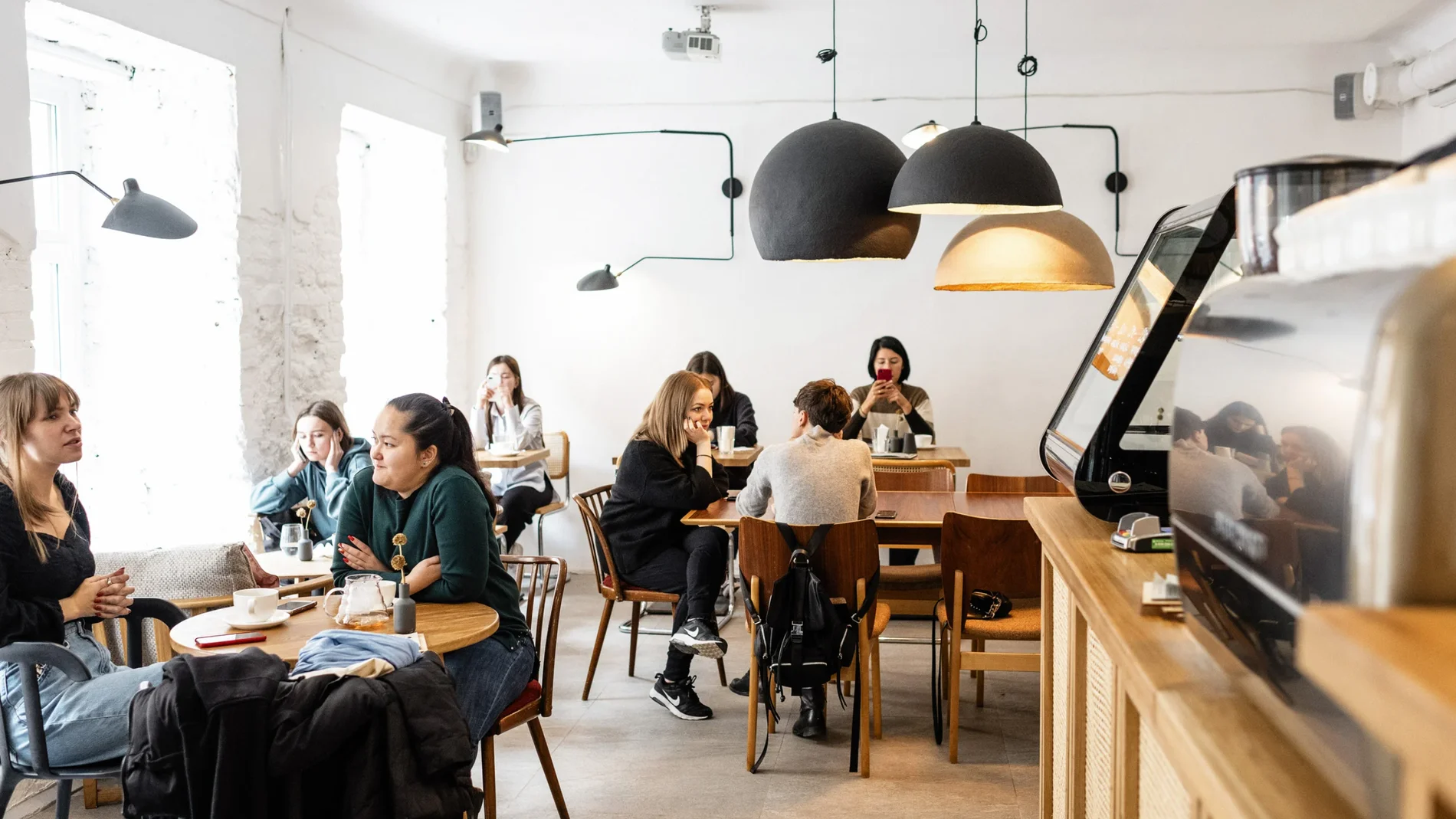 Personas tomando café