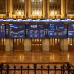 Economía/Bolsa.- El Ibex 35 avanza un 0,3% en la media sesión y permanece en los 13.500 enteros