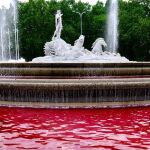 Activistas de Greenpeace tiñen de rojo el agua de la fuente de Neptuno para denunciar "el genocidio de Israel en Gaza"