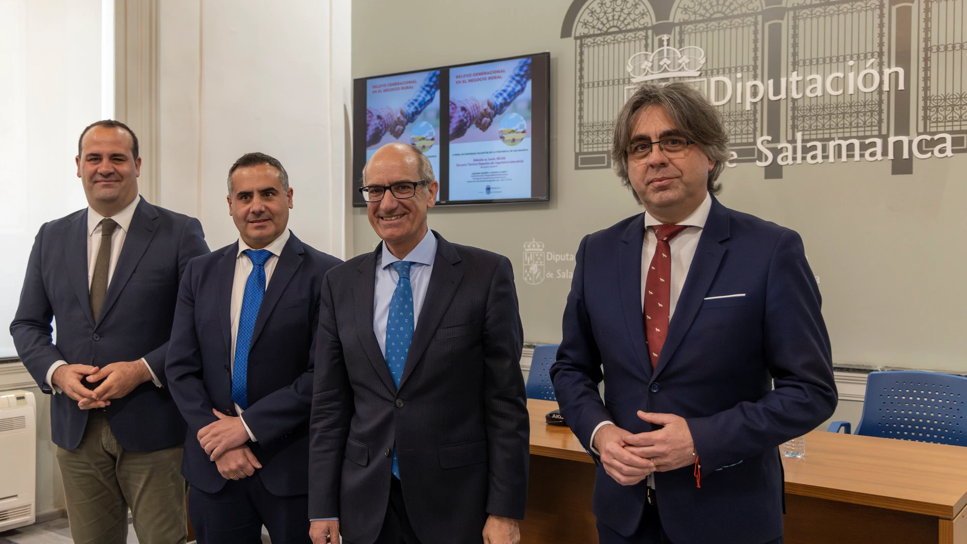 El presidente de la Diputación de Salamanca, Javier Iglesias, junto a los alcaldes de Santa Marta de Tormes, David Mingo, y de Béjar, Luis Francisco Martín, presentan la II Feria de Relevo Generacional Negocio Rural Salamanca, que tendrá lugar en dichos municipios