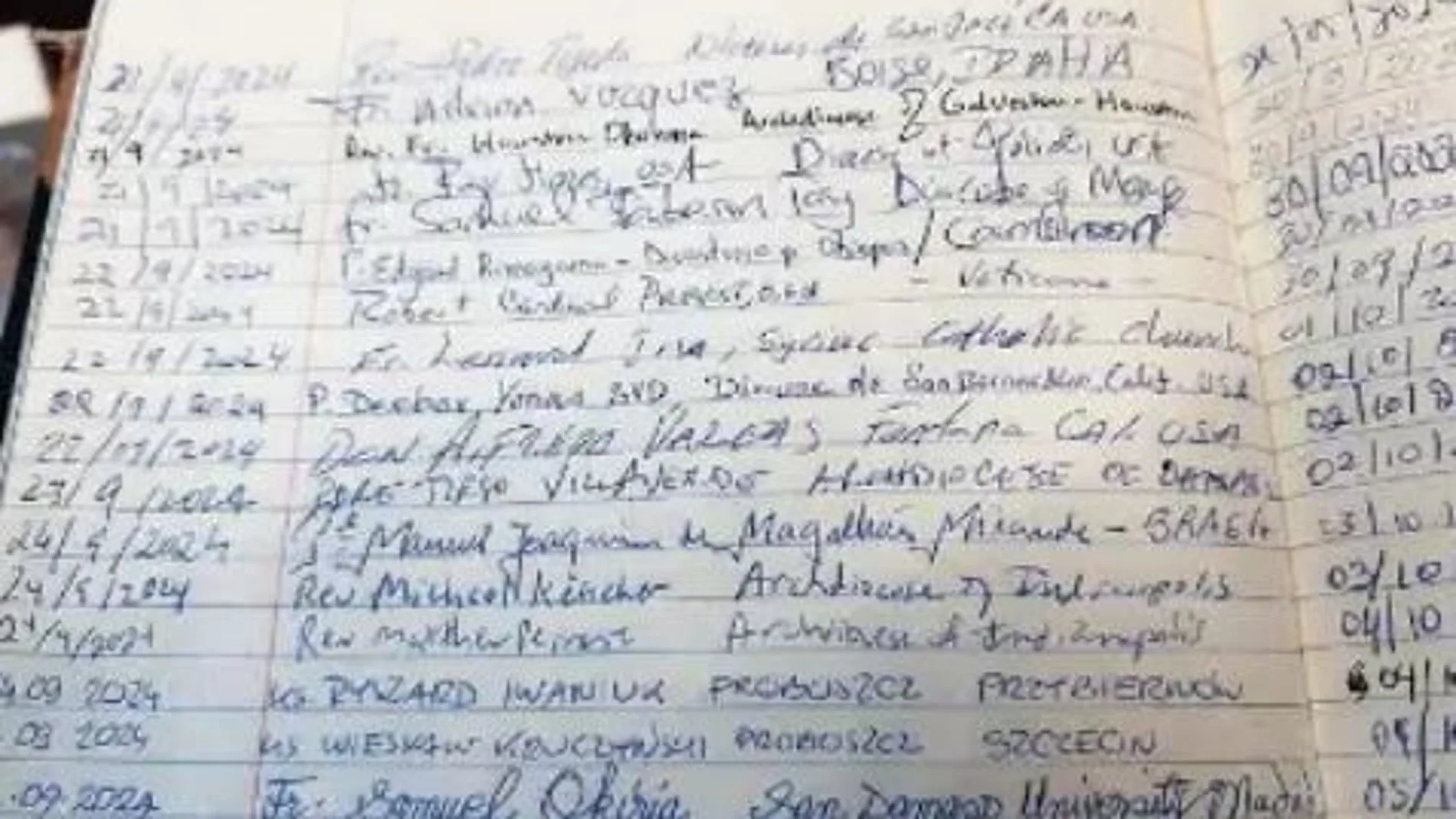 Libro de firmas de la Basílica de La Santa, con el nombre del nuevo Papa, en la 7ª línea