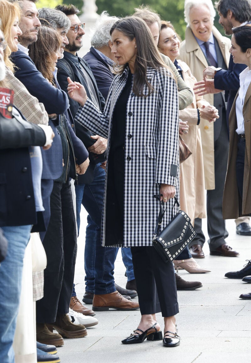 El look de la Reina Letizia para inaugurar la Feria del Libro de Madrid.