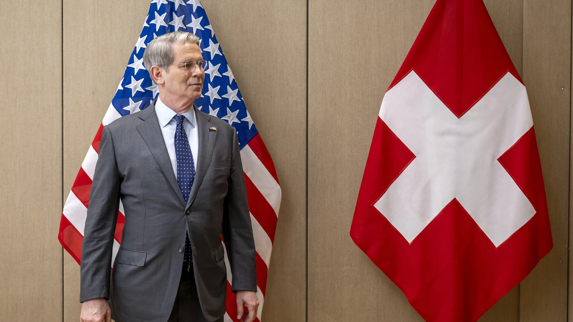 (Switzerland), 09/05/2025.- US Secretary of the Treasury Scott Bessent prepares for a group photo, during a bilateral meeting between Switzerland and the United States, in Geneva, Switzerland, 09 May 2025. (Suiza, Estados Unidos, Ginebra) EFE/EPA/MARTIAL TREZZINI