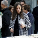 La Reina Letizia visita la Cuesta de Moyano por la Feria del Libro de Madrid 