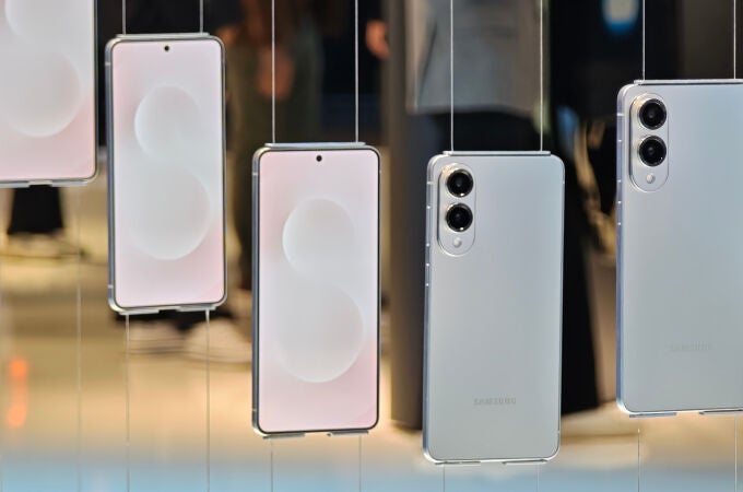 Samsung Galaxy S25 Edge, expuesto durante el MWC 2025