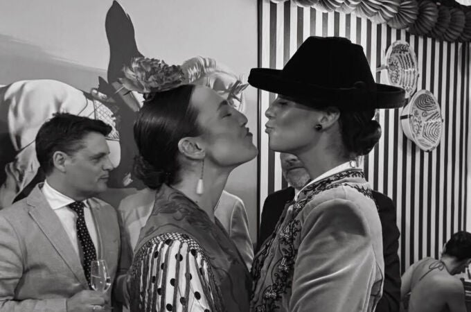 Victoria Federica en la Feria de Abril junto a su amiga Rocío Laffón.