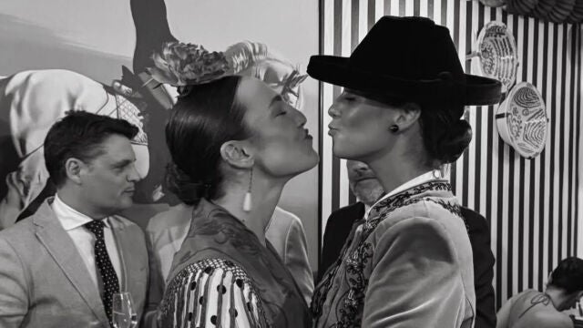 Victoria Federica en la Feria de Abril junto a su amiga Rocío Laffón.