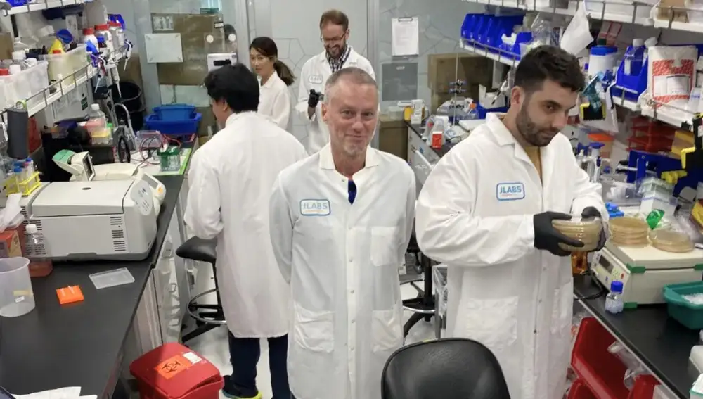 Tom Friede, en el centro del laboratorio que desarrolla el antídoto contra el veneno de serpiente