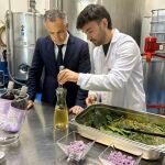 Este es el vermú ahumado, a base de caramelos de violetas, que se elabora en Madrid
