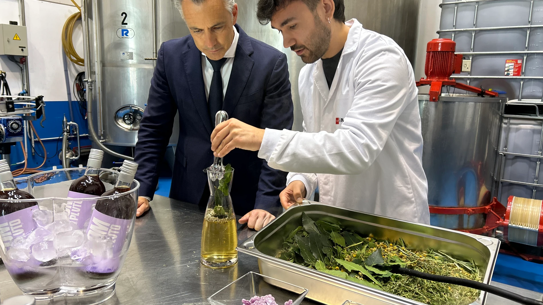 Este es el vermú ahumado, a base de caramelos de violetas, que se elabora en Madrid