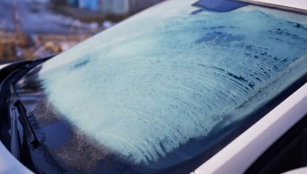 Coche con hielo en la luna delantera