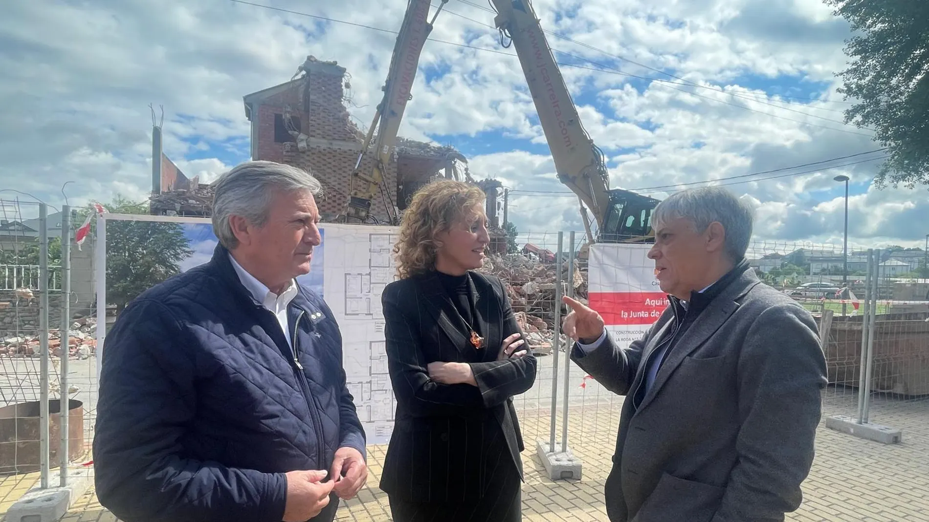 María Pardo durante su visita a las obras en Carracedelo