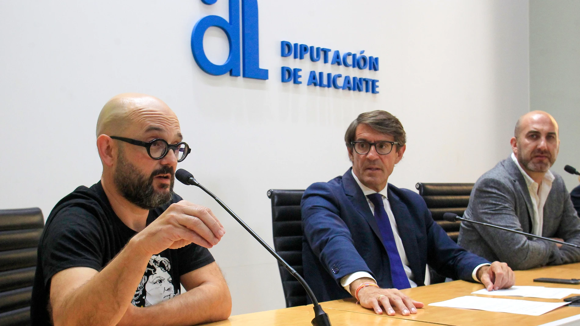 GRAFCVA7508. ALICANTE, 14/05/2025.- El ganador del premio Enric Valor de novela en valenciano 2025 con la novela de terror biológico "Carnívora", Jordi Colonques, junto al diputado de cultura, Juan de Dios Navarro (c), y el alcalde Castalla, Jesús López, durante la rueda de prensa en la que se ha desvelado al galardonado del XXX Premi Enric Valor de Novel.la en Valencià, que convoca la Diputación Provincial de Alicante. EFE/Morell