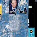 Carteles electorales en una parada de autobús en Bucarest, la capital de Rumanía