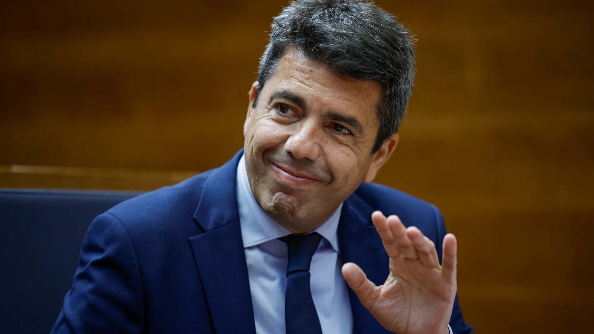 FOTODELDIA GRAFCVA7515. VALENCIA, 15/05/2025.- El president de la Generalitat, Carlos Mazón, saluda a su llegada a la sesión de control parlamentario este jueves en Les Corts Valencianes. EFE/Biel Aliño