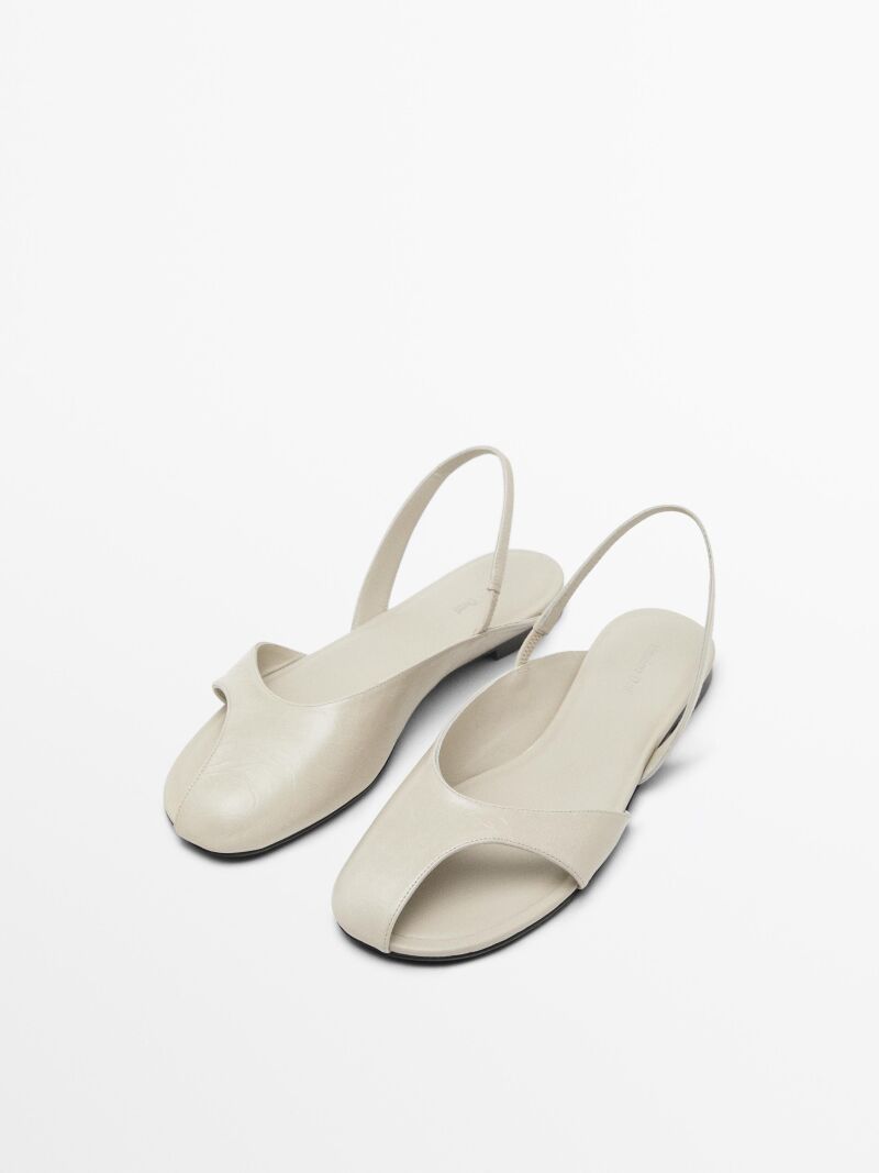 Sandalias planas asimétricas.