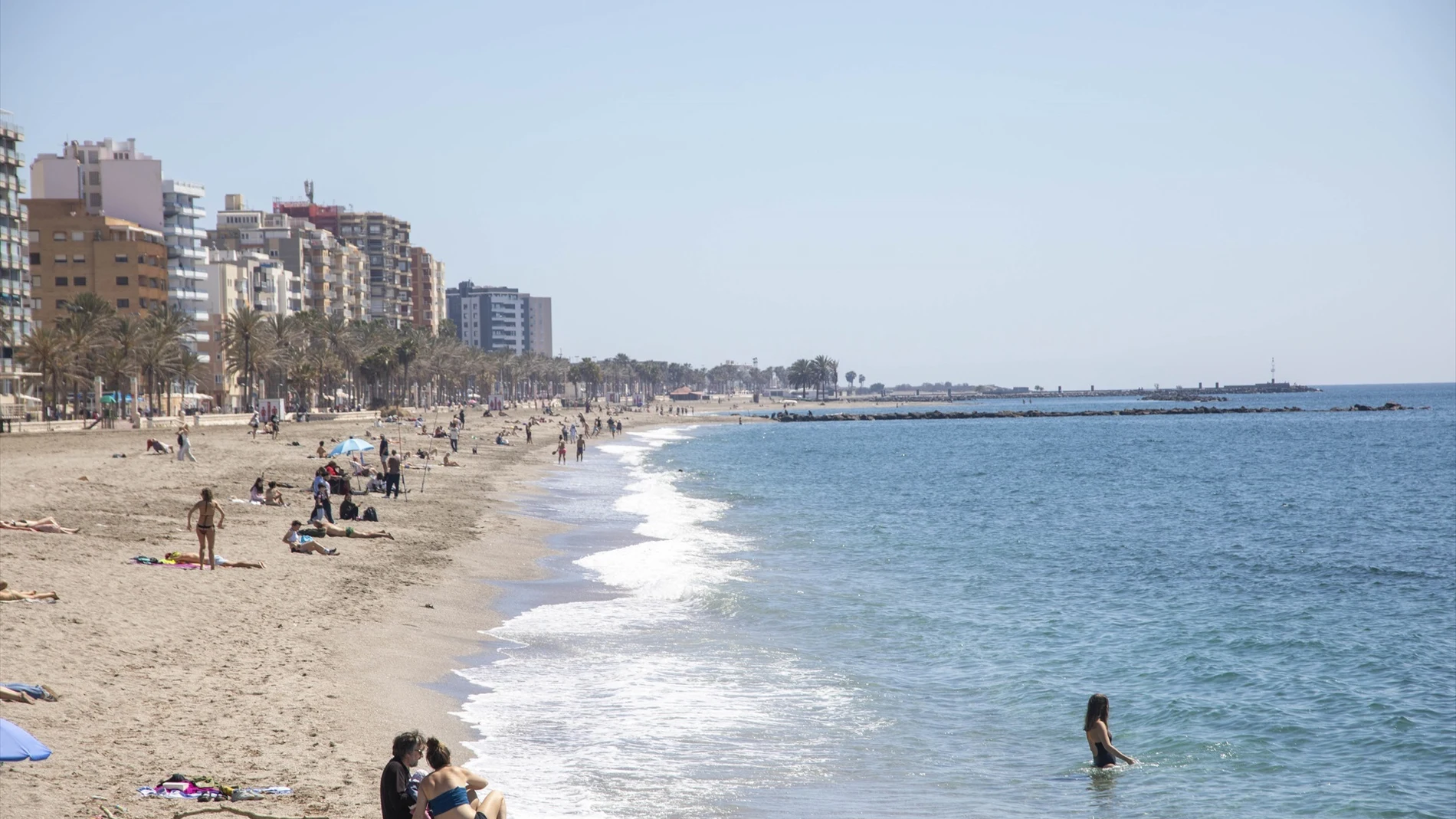 Bañistas tomando el sol en la Playa del Zapillo de Almería