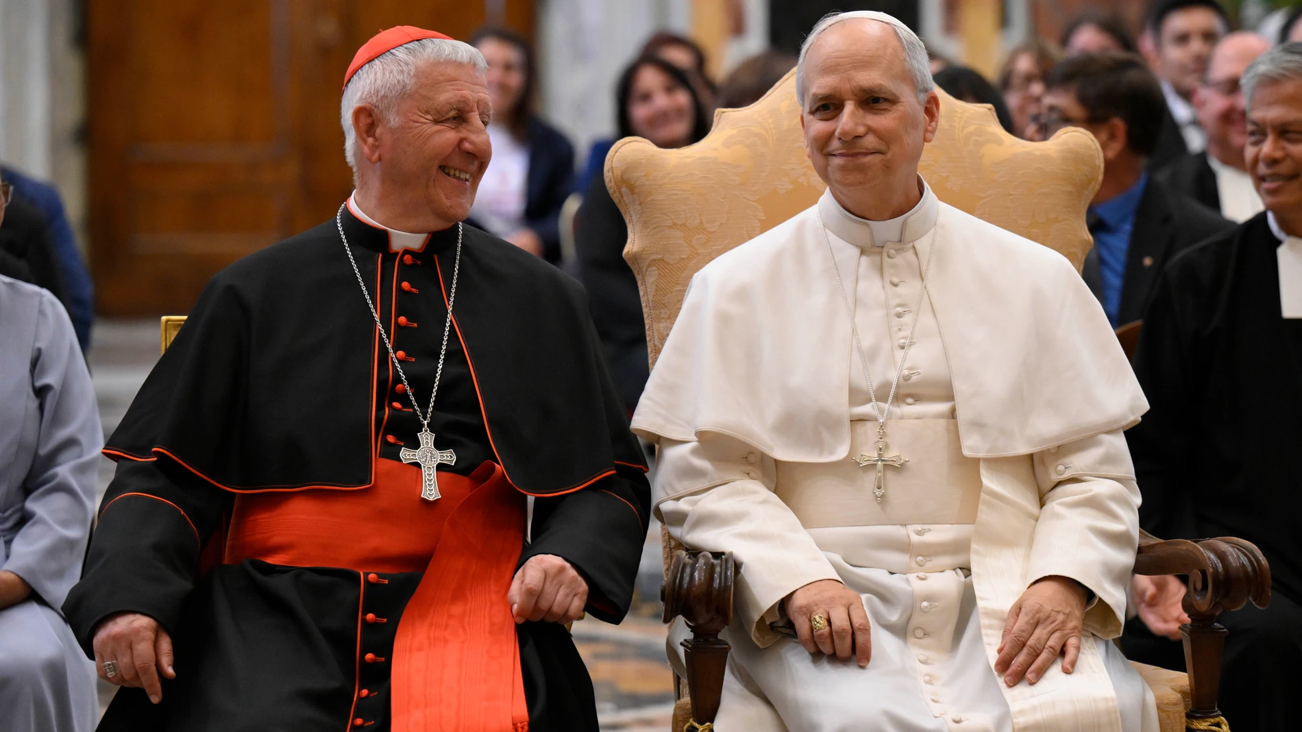 CIUDAD DEL VATICANO, 15/05/2025.- El papa León XIV durante la audiencia a los representantes de la congregación de los Hermanos de las Escuelas Cristianas, este jueves. El pontífice alertó en su discurso de la falta de escucha a los jóvenes en la familia y en la escuela, a veces entre los mismos compañeros, lo que deriva en "soledad". EFE/Vatican Meida/Elisabetta Trevisani **SOLO USO EDITORIAL/SOLO DISPONIBLE PARA ILUSTRAR LA NOTICIA QUE ACOMPAÑA (CRÉDITO OBLIGATORIO)***