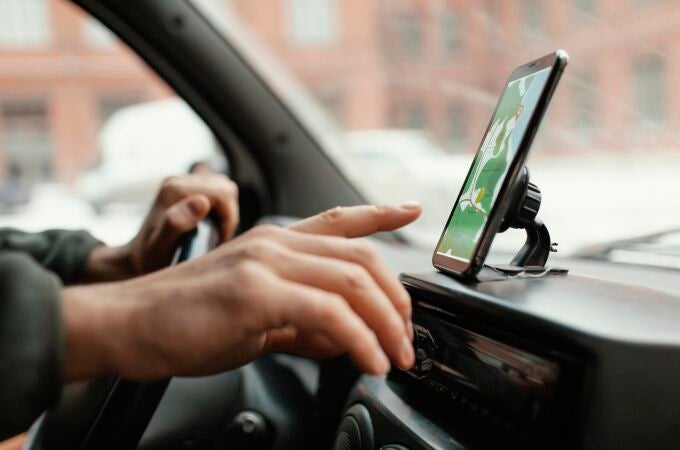 ¿Adiós a Waze y Google Maps? Esta es la nueva normativa que pretende aplicar la DGT