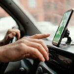 ¿Adiós a Waze y Google Maps? Esta es la nueva normativa que pretende aplicar la DGT