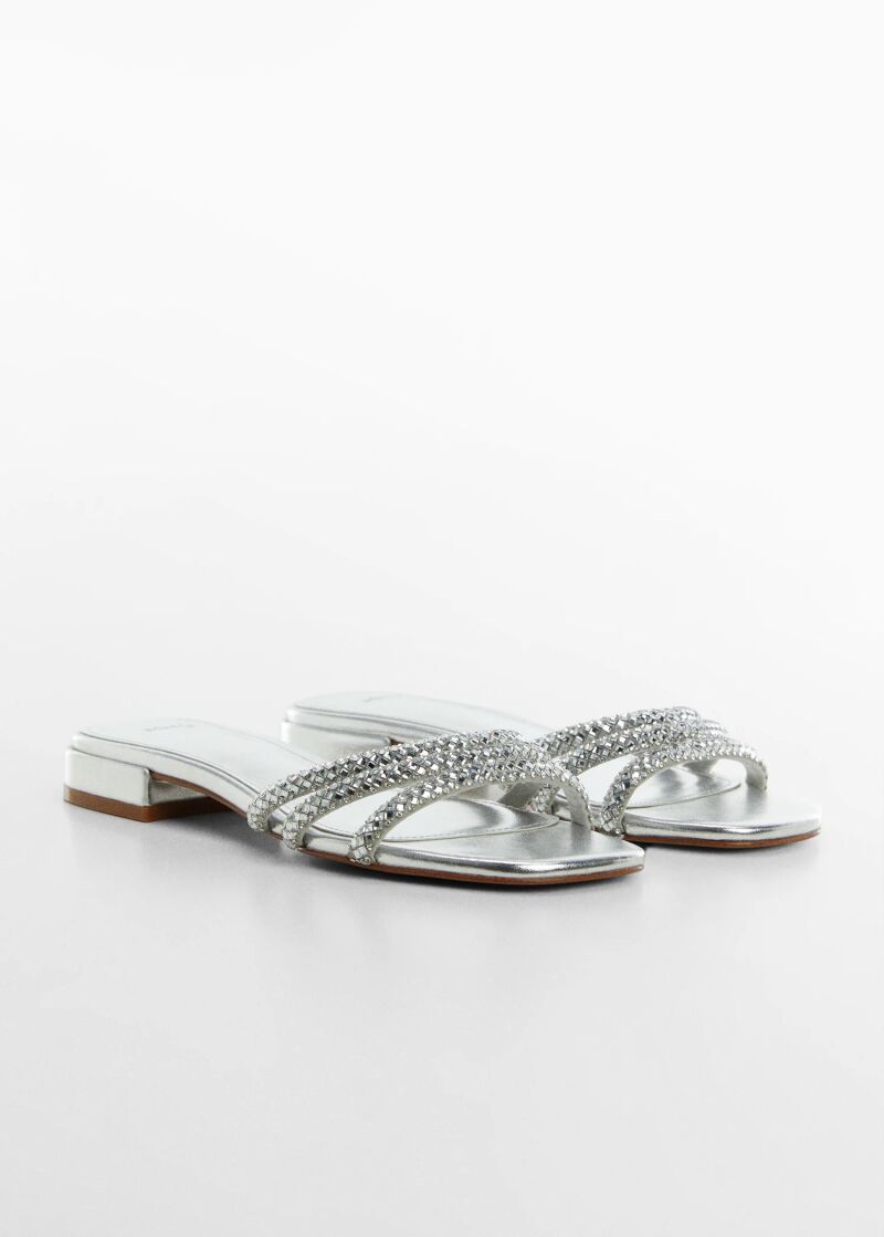 Sandalias planas con pedrería.