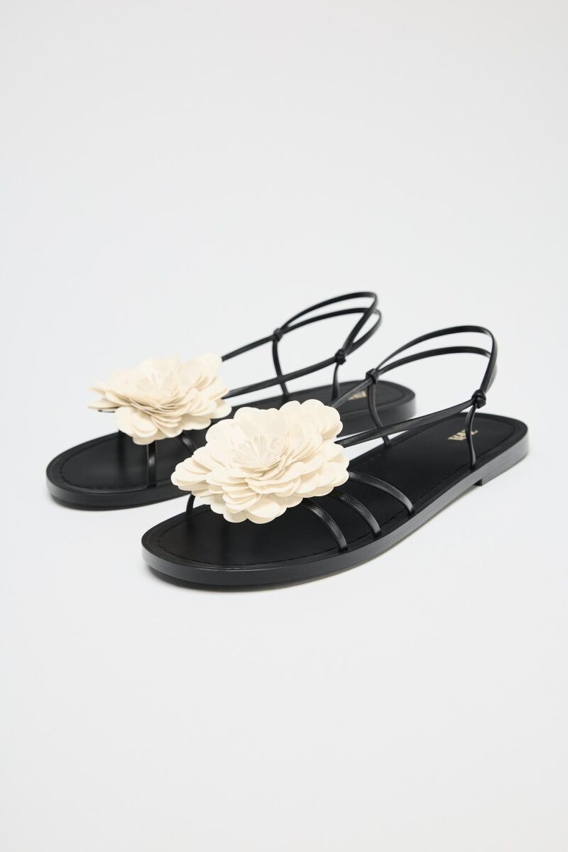 Sandalias planas detalle flor.