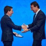  El alcalde de Madrid, José Luis Martínez-Almeida (i), entrega el premio a Rafael García Garrido presidente de