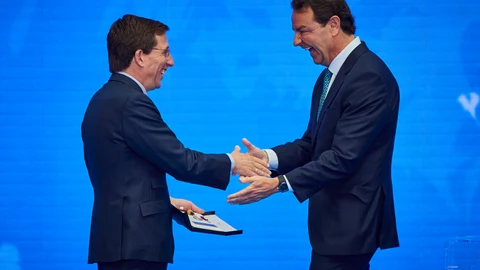 El alcalde de Madrid, José Luis Martínez-Almeida (i), entrega el premio a Rafael García Garrido presidente de