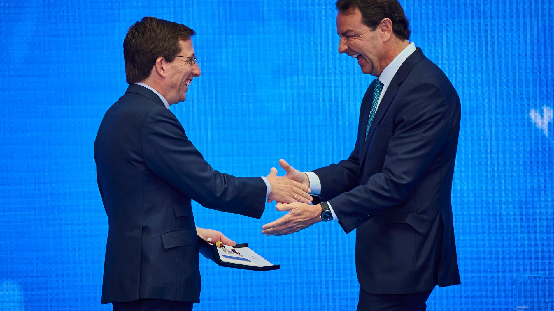 El alcalde de Madrid, José Luis Martínez-Almeida (i), entrega el premio a Rafael García Garrido presidente de Plaza 1 que recibe la Medalla de Madrid por su labor al frente de Las Ventas El alcalde de Madrid, José Luis Martínez-Almeida, acompañado por los miembros del equipo de Gobierno y los portavoces de los grupos municipales, preside el acto de entrega de las Medallas de Honor y de Madrid con motivo de la festividad de San Isidro. © Alberto R. Roldán / Diario La Razón. 15 05 2025