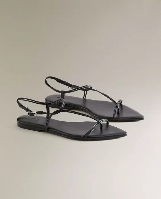 Sandalias planas en negro.