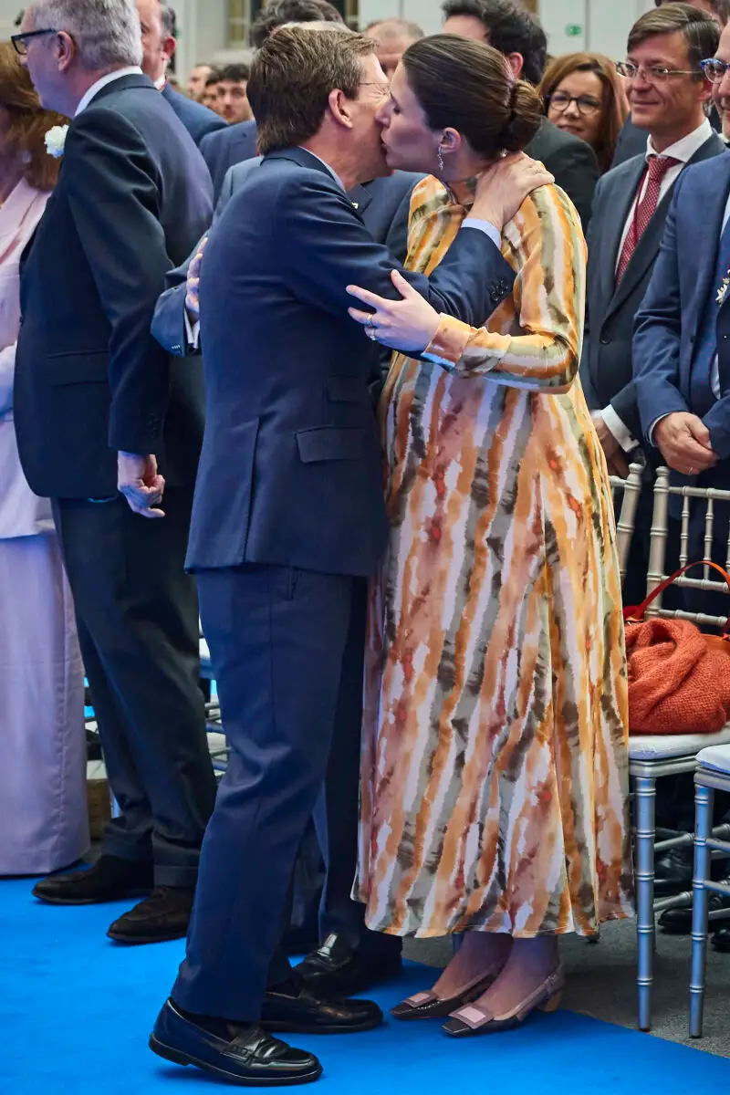 El alcalde de Madrid, José Luis Martínez Almeida (i) al lado de su mujer Teresa Urquijo (d). El alcalde de Ma