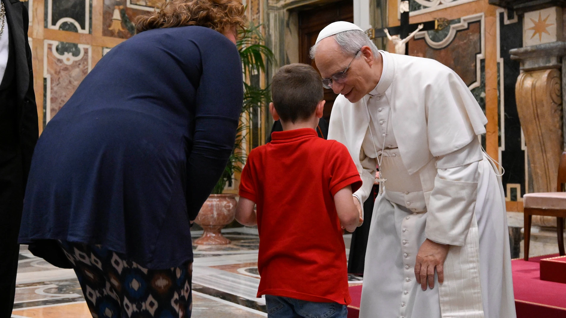 CIUDAD DEL VATICANO, 15/05/2025.- El papa León XIV durante la audiencia a los representantes de la congregación de los Hermanos de las Escuelas Cristianas, este jueves. El pontífice alertó en su discurso de la falta de escucha a los jóvenes en la familia y en la escuela, a veces entre los mismos compañeros, lo que deriva en "soledad". EFE/Vatican Meida/Elisabetta Trevisan **SOLO USO EDITORIAL/SOLO DISPONIBLE PARA ILUSTRAR LA NOTICIA QUE ACOMPAÑA (CRÉDITO OBLIGATORIO)***