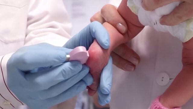 Castilla-La Mancha amplía hasta 30 las enfermedades metabólicas a detectar a través de la prueba del talón