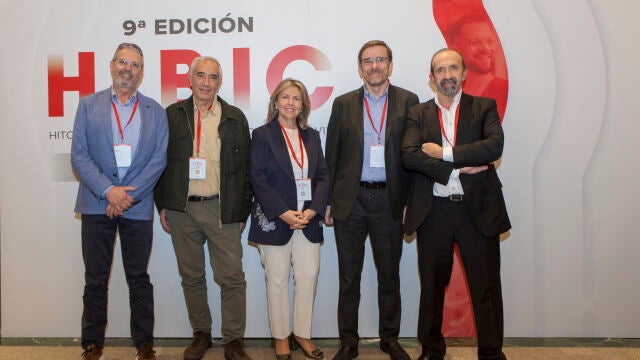 Los doctores Josep María Llibre, José Alcamí, José Ramón Arribas y Santiago Moreno junto a María Río