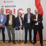 Los doctores Josep María Llibre, José Alcamí, José Ramón Arribas y Santiago Moreno junto a María Río