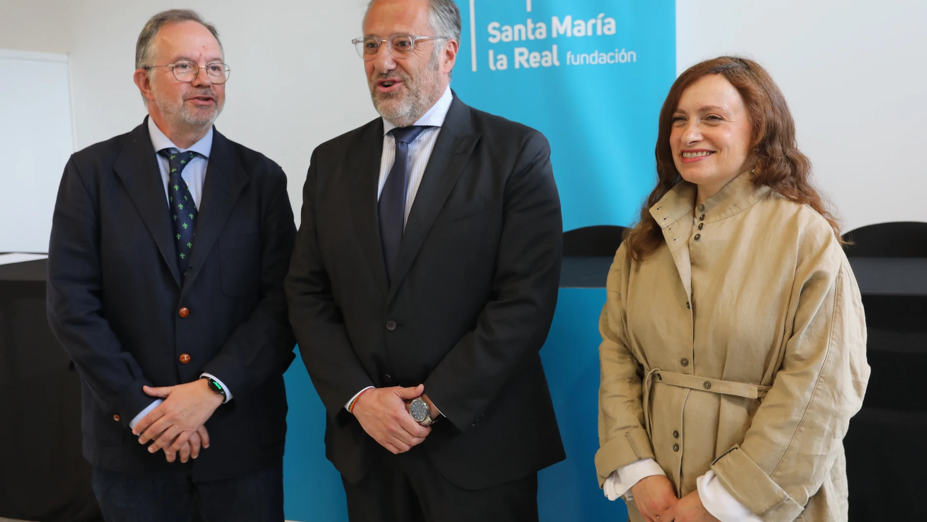 El presidente de las Cortes y de la Fundación Castilla y León, Carlos Pollán(C); el presidente de la Fundación Santa María la Real, Ignacio Fernández Sobrino(I); la coordinadora de 'Nostra et Mundi', María José Martínez Ruiz