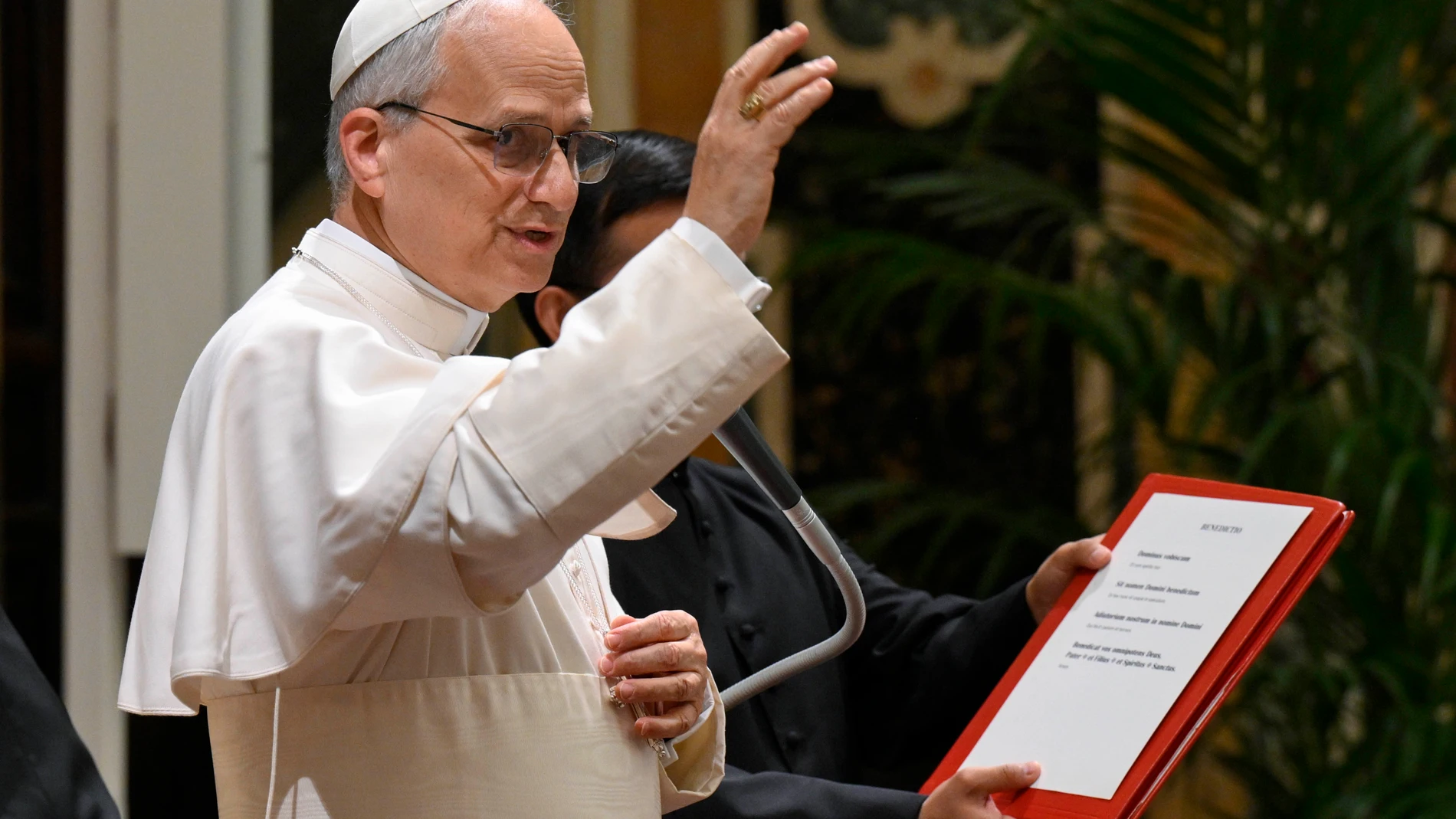 CIUDAD DEL VATICANO, 15/05/2025.- El papa León XIV durante la audiencia a los representantes de la congregación de los Hermanos de las Escuelas Cristianas, este jueves. El pontífice alertó en su discurso de la falta de escucha a los jóvenes en la familia y en la escuela, a veces entre los mismos compañeros, lo que deriva en "soledad". EFE/Vatican Meida/Elisabetta Trevisani **SOLO USO EDITORIAL/SOLO DISPONIBLE PARA ILUSTRAR LA NOTICIA QUE ACOMPAÑA (CRÉDITO OBLIGATORIO)***