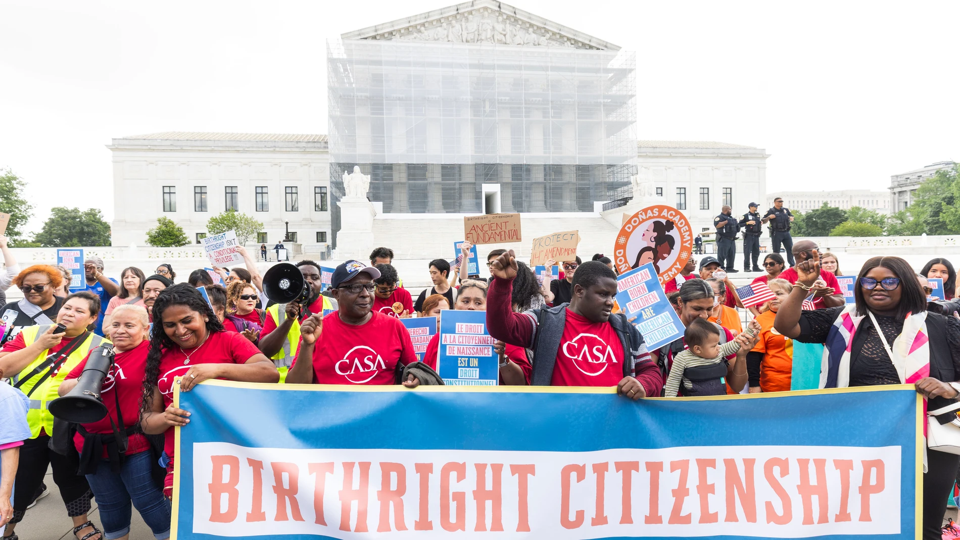 WASHINGTON (United States), 15/05/2025.- Supporters of birthright citizenship gather outside the Supreme Court, where the high judges are hearing a Trump Administration challenge to the constitutional provision in Washington, DC, USA, 15 May 2025. Birthright citizenship, which is guaranteed by the Fourteenth Amendment to the Constitution, grants citizenship to all babies born in the United States, regardless of their parents' legal status. (Estados Unidos) EFE/EPA/JIM LO SCALZO