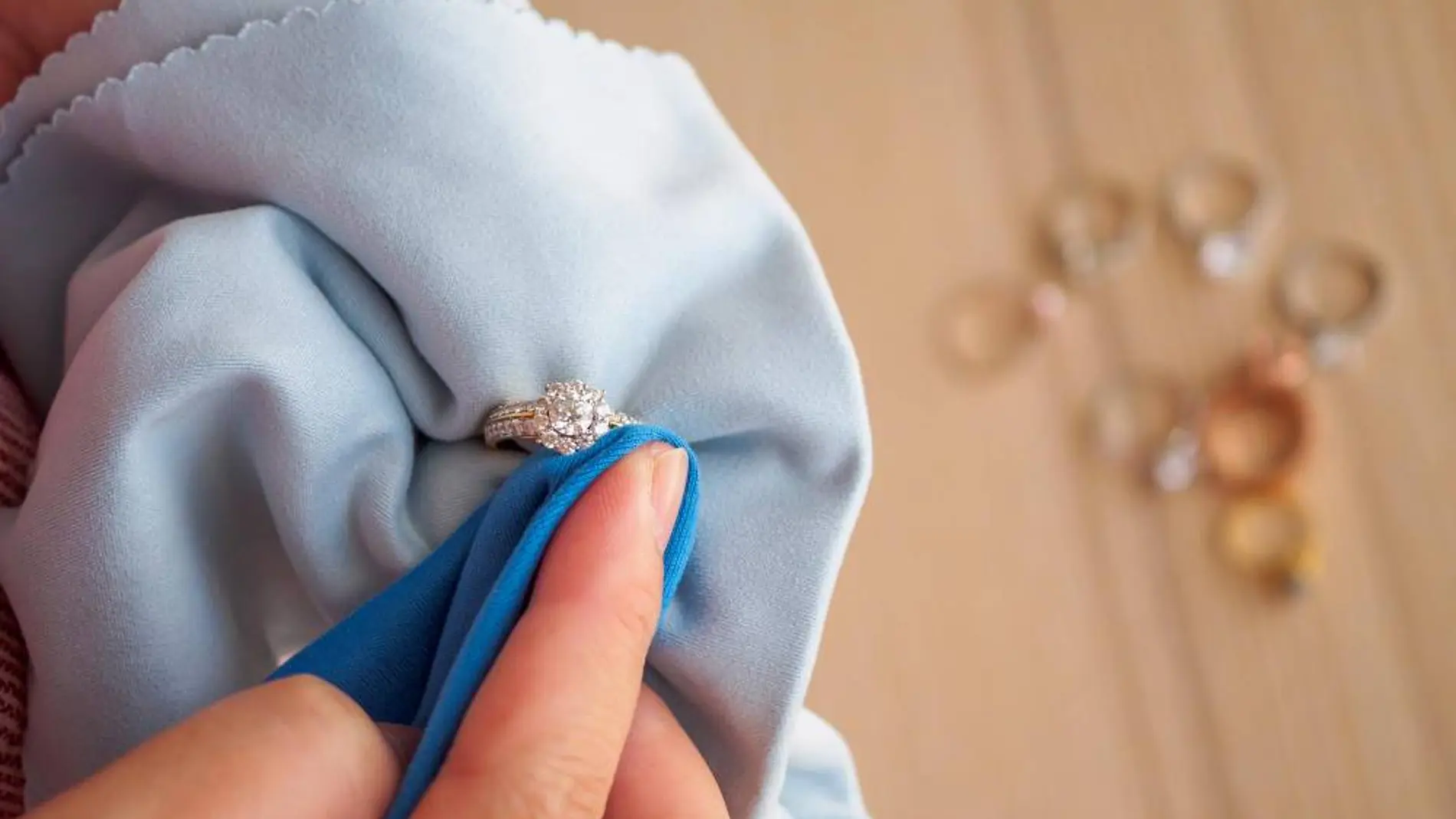 Proceso de limpieza de joyas.