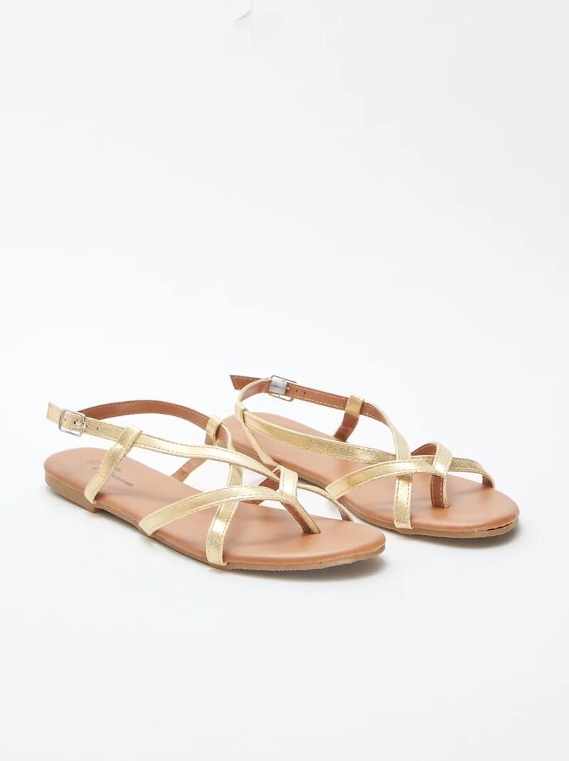 Sandalias planas doradas.