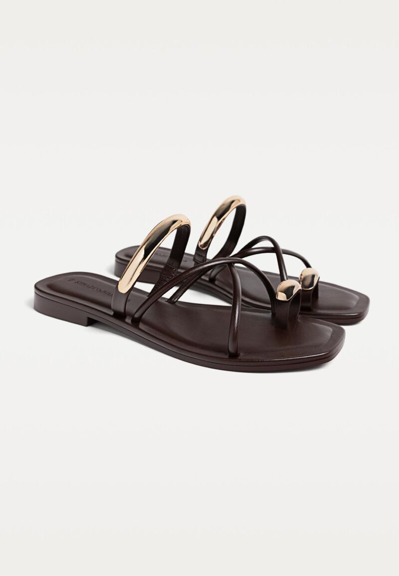 Sandalias planas con detalles metálicos.