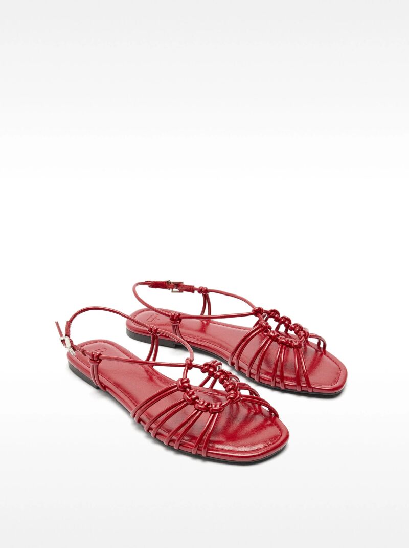 Sandalias planas rojas.