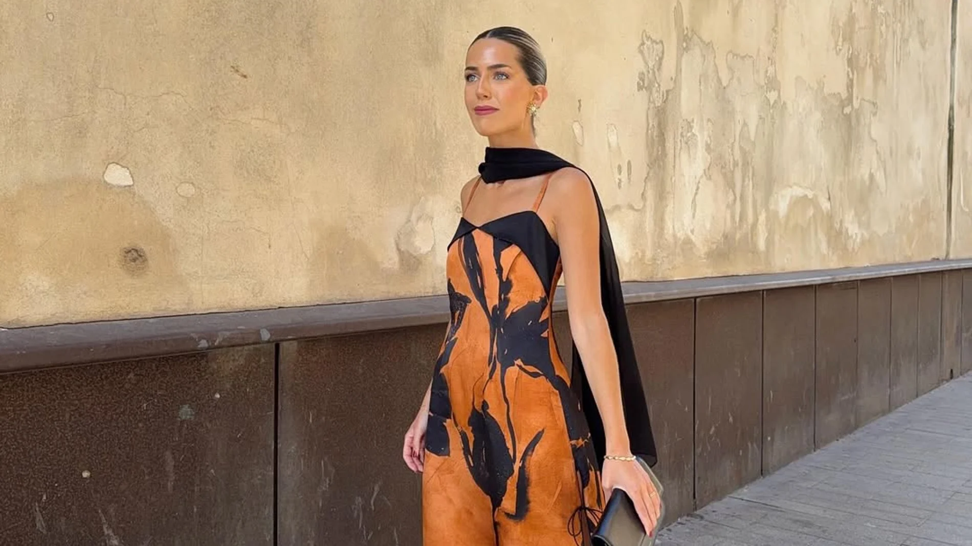 Influencer con look de invitada de verano.