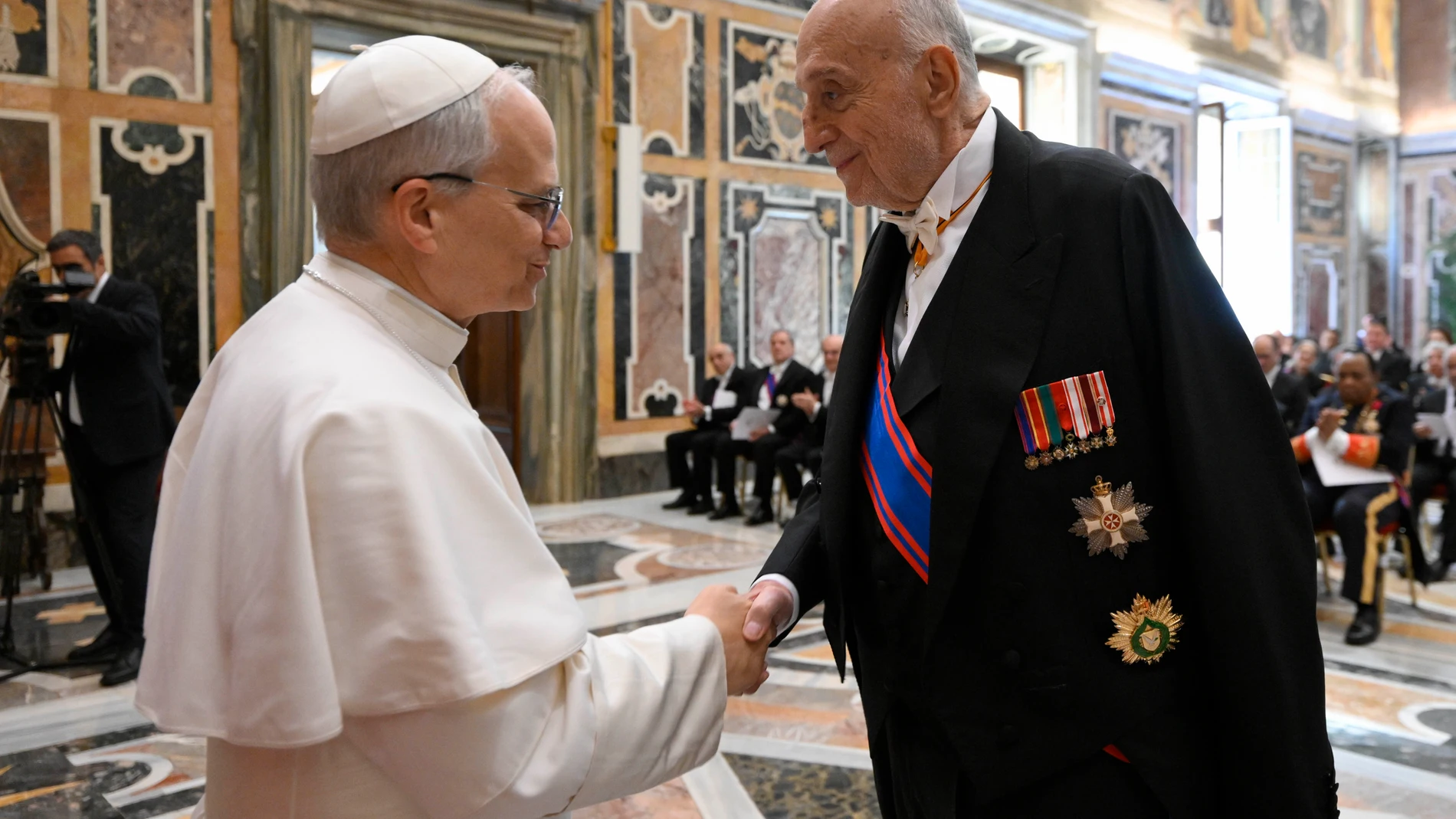 CIUDAD DEL VATICANO, 16/05/2025.- El papa León XIV durante el encuentro con los representantes del cuerpo diplomático acreditado ante la Santa Sede, este viernes. EFE/Vatican Meida/Simone Risoluti /SOLO USO EDITORIAL/SOLO DISPONIBLE PARA ILUSTRAR LA NOTICIA QUE ACOMPAÑA (CRÉDITO OBLIGATORIO)