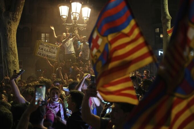 Barcelona fans celebrate in the street after their team won the Spanish La Liga soccer championship in Barcelona, Spain, Thursday, May 15, 2025. 