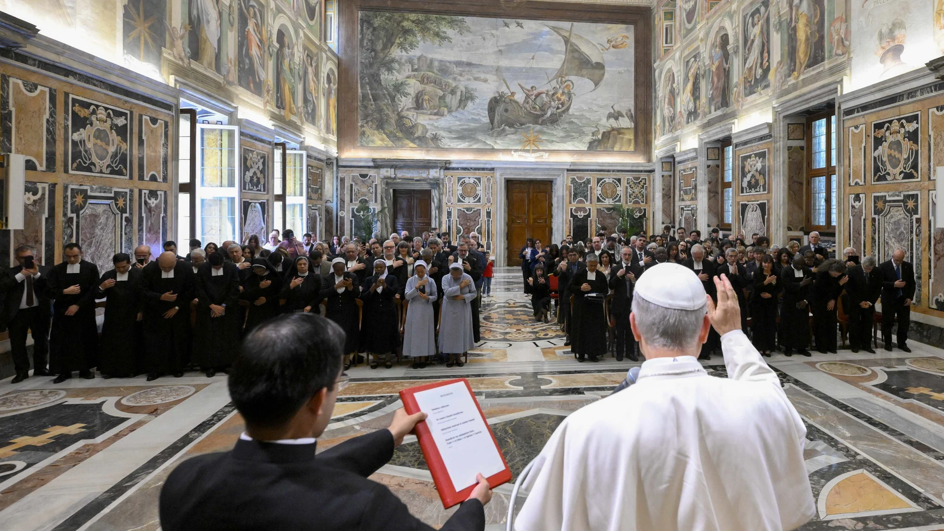 El papa León XIV durante la audiencia a los representantes de la congregación de los Hermanos de las Escuelas Cristianas, este jueves. El pontífice alertó en su discurso de la falta de escucha a los jóvenes en la familia y en la escuela, a veces entre los mismos compañeros, lo que deriva en "soledad".