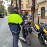 La Policía Local ha llevado a cabo una campaña para controlar el correcto uso de patinetes