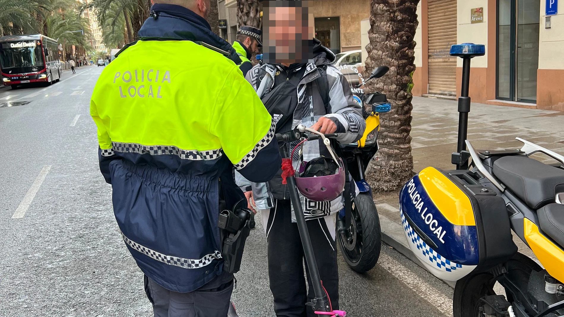 La Policía Local ha llevado a cabo una campaña para controlar el correcto uso de patinetes