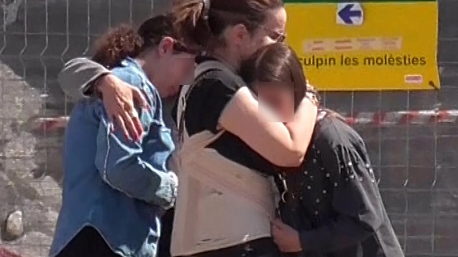Carme Chaparro, destrozada, se reencuentra con su marido y sus hijas tras la muerte de su padre: "Solo puedo llorar"