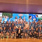 Los integrantes del Alhama Club de Fútbol ElPozo junto al equipo directivo de la compañía de alimentación